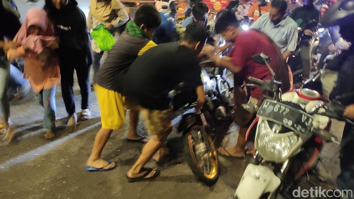 Pengendara sepeda motor berjatuhan akibat jutaan laron di Jembatan Kali Porong Sidoarjo