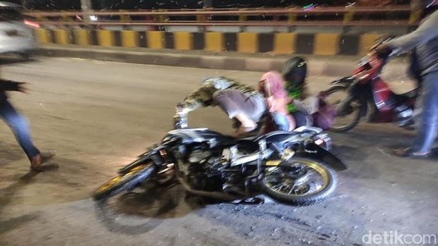 Pengendara sepeda motor berjatuhan akibat jutaan laron di Jembatan Kali Porong Sidoarjo