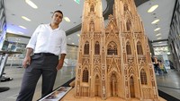 Fadel Alkhudr berpose di dekat miniatur Cologne Cathedral di Cologne, Jerman, Senin (20/6/2022) waktu setempat.  Ia merupakan satu dari sekian banyak pengungsi Suriah di Eropa. Isu pengungsi menjadi konsumsi publik di Jerman dan Eropa. 