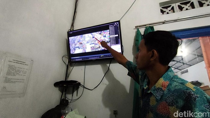 Penjaga toko di Kulon Progo menunjukkan rekaman CCTV yang memperlihatkan aksi pencurian, Selasa (21/6/2022).