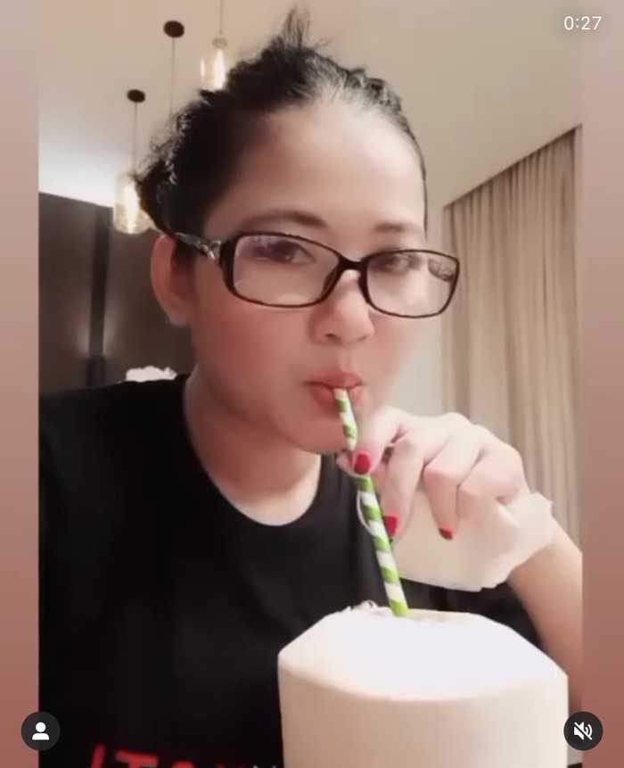 Penuh Sensasi, Aksi Pedangdut Tiara Marlen Jualan Bakso Gerobak