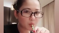Tiara Marlen punya puluhan ribu followers di Instagram. Dirinya tak sungkan unggah foto kulinerannya yang seru. Seperti foto minum-minumnya yang satu ini. Foto: Instagram @Tiara_marlen1