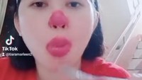 Pakai lipstick hingga ke bagian hidung dan bibir yang penuh. Dirinya rekam saat makan bakso di rumahnya. Foto: Instagram @Tiara_marlen1