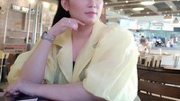 Mampir ke salah satu gerai makanan cepat saji. Dirinya tampil cantik saat kelar manggung di sebuah acara. Tiara selalu menyapa para penggemarnya di Instagram. Foto: Instagram @Tiara_marlen1