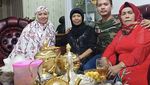 Penuh Sensasi, Aksi Pedangdut Tiara Marlen Jualan Bakso Gerobak