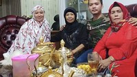 Makan siang bersama penyanyi dangdut senior Elvi Sukaesih. Dirinya ucapkan rasa bersyukur saat menikmati aneka makanan tradisional dengan konsep lesehan. Foto: Instagram @Tiara_marlen1