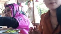  Tiara meski sudah lebih dulu terkenal. Tapi tak sombong dengan penyanyi junior. Dirinya malah senang para penyanyi dangdut junior mampir ke rumahnya untuk makan-makan. Foto: Instagram @Tiara_marlen1