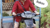 Nah ini dia. Cosplay atau gaya Tiara saat berpura-pura menjadi penjual bakso keliling menggunakan sepeda motor. Tampak senyumannya yang bahagia. Foto: Instagram @Tiara_marlen1