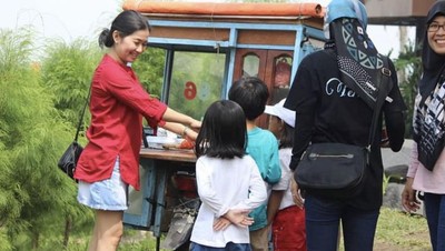 Penuh Sensasi, Aksi Pedangdut Tiara Marlen Jualan Bakso Gerobak