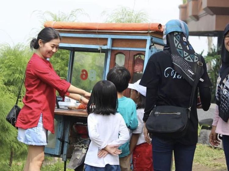 Penuh Sensasi, Aksi Pedangdut Tiara Marlen Jualan Bakso Gerobak