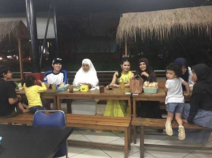 Penuh Sensasi, Aksi Pedangdut Tiara Marlen Jualan Bakso Gerobak