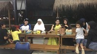 Terakhir ini gaya Tiara ketika kelar manggung di salah satu kota. Lalu makan malam, ditemani ibunya tersayang. Foto: Instagram @Tiara_marlen1