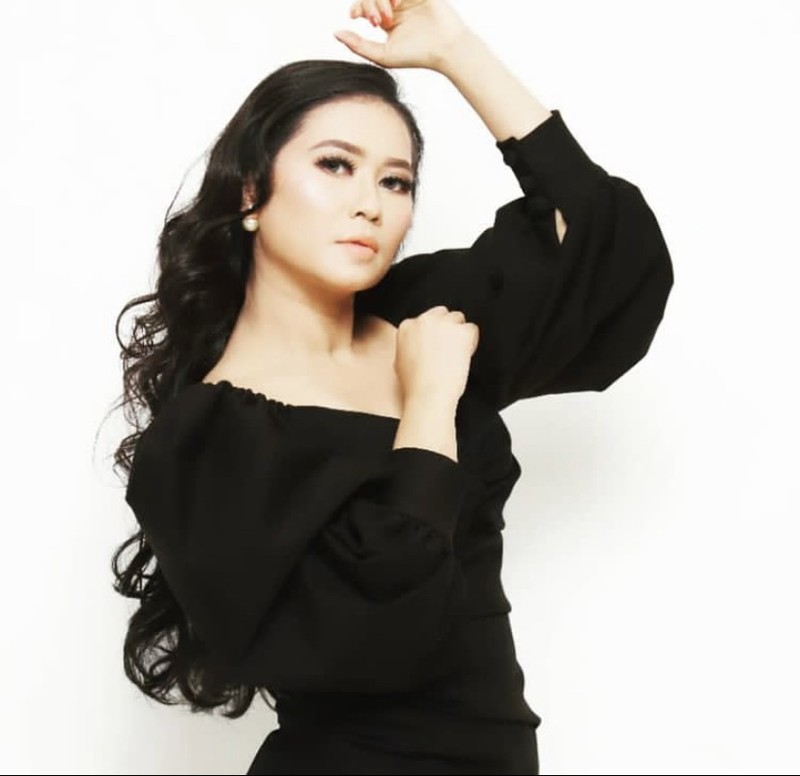 Penuh Sensasi, Aksi Pedangdut Tiara Marlen Jualan Bakso Gerobak
