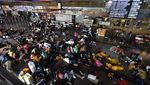 Potret Warga India Terdampar di Stasiun Imbas Gelombang Demonstrasi