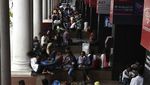 Potret Warga India Terdampar di Stasiun Imbas Gelombang Demonstrasi
