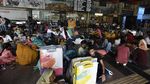 Potret Warga India Terdampar di Stasiun Imbas Gelombang Demonstrasi