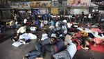 Potret Warga India Terdampar di Stasiun Imbas Gelombang Demonstrasi