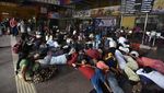 Potret Warga India Terdampar di Stasiun Imbas Gelombang Demonstrasi