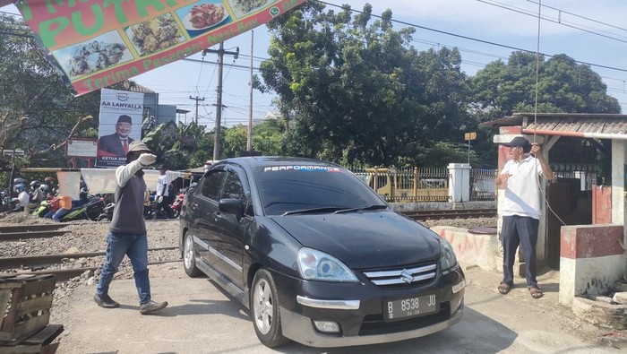Perlintasan TKP kecelakaan KRL vs mobil di Depok yang sempat ditutup, dibuka lagi (Dwi Rahmawati-detikcom)