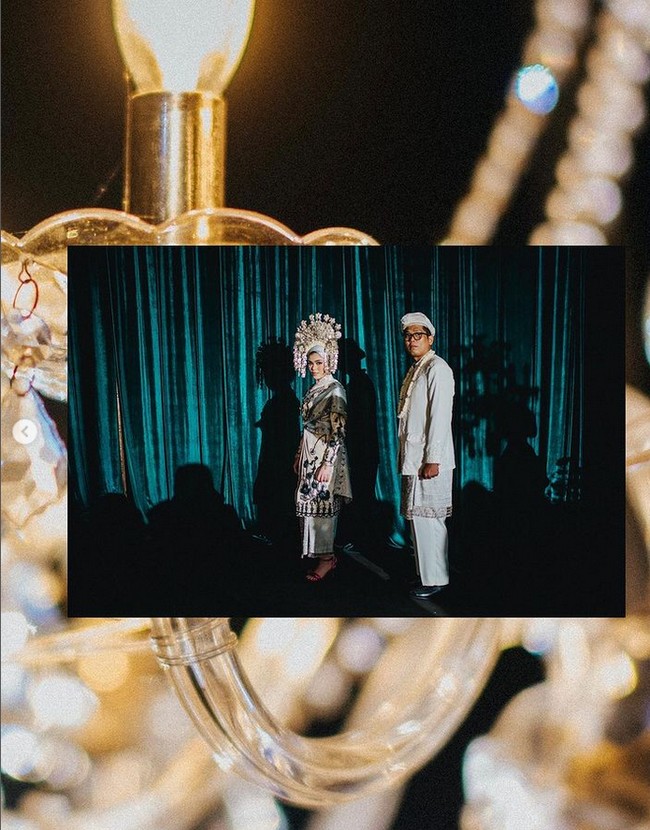 Wolipop sudah menghubungi Liko Sukhoy Dwihandoko, Visual Brand Designer & Creative Director di balik dekorasi pernikahan Sivia Azizah dan Pria. Ia mengungkapkan ide di balik dekorasi pernikahan Sivia. Gagasan besar yang diusung adalah pengadaptasian dari karakter masing-masing kedua mempelai, proses kreatif yang cukup panjang membuat banyaknya penyesuaian konsep sampai dengan hasil yang diinginkan. Kultural (yang diambil dari adat Minang), minimalist dan elegan menjadi tiga kata kunci utama dalam rancangan desain yang dilakukan oleh saya dan Sivia sendiri, ungkap Liko kepada Wolipop. Foto: Dok. Instagram @bonjoabadi of @terralogical.