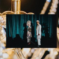 Wolipop sudah menghubungi Liko Sukhoy Dwihandoko, Visual Brand Designer & Creative Director di balik dekorasi pernikahan Sivia Azizah dan Pria. Ia mengungkapkan ide di balik dekorasi pernikahan Sivia. Gagasan besar yang diusung adalah pengadaptasian dari karakter masing-masing kedua mempelai, proses kreatif yang cukup panjang membuat banyaknya penyesuaian konsep sampai dengan hasil yang diinginkan. Kultural (yang diambil dari adat Minang), minimalist dan elegan menjadi tiga kata kunci utama dalam rancangan desain yang dilakukan oleh saya dan Sivia sendiri, ungkap Liko kepada Wolipop. Foto: Dok. Instagram @bonjoabadi of @terralogical.