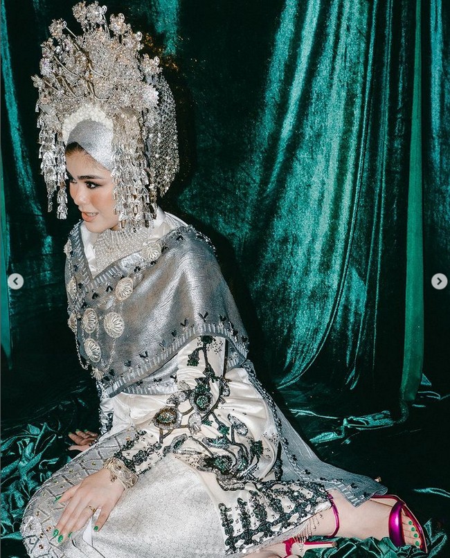 Sivia identik dengan gaya hijab turban warna hitam. Pada hari pernikahannya, hijab serupa dipakainya. Dalam unggahan video Gyanda, Sivia terlihat memakai hijab bahan jaring warna silver dibentuk model turban. Hijab bahan jaring biasanya digunakan untuk acara pernikahan, agar mempermudah memasang suntiang atau hiasan kepala untuk pengantin wanita.  Foto: Dok. Instagram @prayogoputra__.