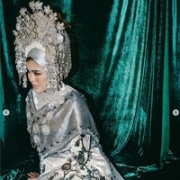 Sivia identik dengan gaya hijab turban warna hitam. Pada hari pernikahannya, hijab serupa dipakainya. Dalam unggahan video Gyanda, Sivia terlihat memakai hijab bahan jaring warna silver dibentuk model turban. Hijab bahan jaring biasanya digunakan untuk acara pernikahan, agar mempermudah memasang suntiang atau hiasan kepala untuk pengantin wanita.  Foto: Dok. Instagram @prayogoputra__.