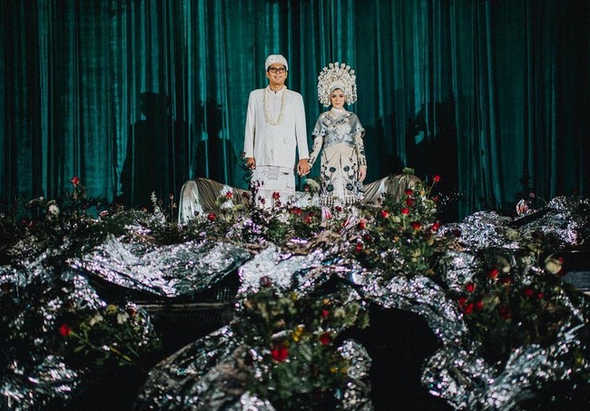 Sivia Azizah mengungkapkan alasan memilih rancangan Angelita Nurhadi dari Hands by Jeje mulai dari busana dan hiasan kepala untuk pernikahannya. Gue merasa @handbyjeje by @angelitanurhadi memilih karakter yang kuat dan gue ngerasa bisa matching juga dengan karakter gue. Gue punya spesifik tipe untuk wedding dress yang akan gue pakai di hari pernikahan, veil yang gue kenakan, headpiece dll. Gue bisa komunikasi dengan ka Angel, layaknya kita sudah kenal lama. Alhamdulillah, tuturnya.Foto: Dok. Instagram @bonjoabadi of @terralogical.