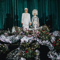 Sivia Azizah mengungkapkan alasan memilih rancangan Angelita Nurhadi dari Hands by Jeje mulai dari busana dan hiasan kepala untuk pernikahannya. Gue merasa @handbyjeje by @angelitanurhadi memilih karakter yang kuat dan gue ngerasa bisa matching juga dengan karakter gue. Gue punya spesifik tipe untuk wedding dress yang akan gue pakai di hari pernikahan, veil yang gue kenakan, headpiece dll. Gue bisa komunikasi dengan ka Angel, layaknya kita sudah kenal lama. Alhamdulillah, tuturnya.Foto: Dok. Instagram @bonjoabadi of @terralogical.