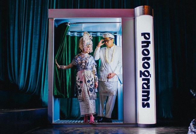 Penyanyi Sivia Azizah resmi menikah dengan Pria Hardie pada Sabtu (18/6/2022) di Hallf Patiunus, Kebayoran Baru, Jakarta Selatan. Sivia dan Pria memakai busana adat Minang di momen akad nikah. Bernuansa silver yang dikenakannya dirancang Angelitanurhadi, Hands by Jeje. Sivia juga mengenakan suntiang hiasan kepala khas Minang dari @sanggarminangdjusmari.  Foto: Dok. Instagram @bonjoabadi of @terralogical.