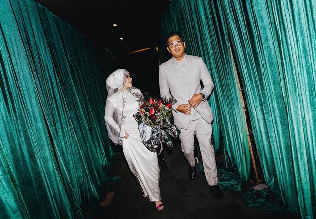 Penyanyi Sivia Azizah menutup rapat kisah cintanya dari publik sebelum menikah dengan Pria Hardie pada 18 Juni 2022. Di momen akad nikah, Sivia dan Pria memakai baju pengantin adat Minang. Foto: Dok. Instagram @bonjoabadi of @terralogical.