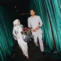 Penyanyi Sivia Azizah menutup rapat kisah cintanya dari publik sebelum menikah dengan Pria Hardie pada 18 Juni 2022. Di momen akad nikah, Sivia dan Pria memakai baju pengantin adat Minang. Foto: Dok. Instagram @bonjoabadi of @terralogical.