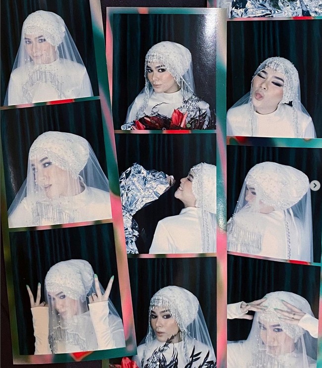 Gaya hijab model turban bisa memberikan kesan simpel dan edgy. Sivia memilih tone silver dan hitam yang menyesuaikan kepribadiannya dengan memadukan adat Minang modern ketika akad nikah. Pada saat resepsi ia tetap memakai gaya hijab turban putih. Foto: Dok. Instagram @siviazizah.