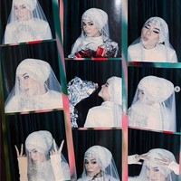 Gaya hijab model turban bisa memberikan kesan simpel dan edgy. Sivia memilih tone silver dan hitam yang menyesuaikan kepribadiannya dengan memadukan adat Minang modern ketika akad nikah. Pada saat resepsi ia tetap memakai gaya hijab turban putih. Foto: Dok. Instagram @siviazizah.