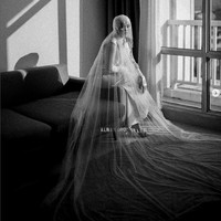 Usai akad nikah, eks personel girlband Blink ini berganti busana dengan memakai gaun warna putih bahan satin yang membentuk tubuh, dilengkapi weil wedding dengan tulisan bordir Always and forevermore. Busana resepsi Sivia juga rancangan Angelita Nurhadi dari Hands by Jeje.  Foto: Dok. Instagram @bonjoabadi of @terralogical.