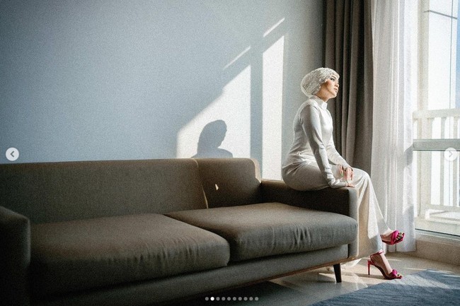 Sivia Azizah memadukan gaun warna putih dengan high heels fusia. Ia mengakui high heels tersebut dipinjam dari sahabatnya, Cantika Abigail. Sivia mengungkapkan sayang jika membeli sepatu yang tidak akan ia pakai kembali. Menurutku agak sepela sih kalau gak ada sepatu kamu gak kawin yes yes sepatu @siviazizah nikahan dipersembahkan dari closet aku, tulis Cantika. Hahah sori gue mah jujur aja sayang banget kalau beli takut gak kepake lagi, ujar Sivia di Instagram Story.  Foto: Dok. Instagram @bonjoabadi of @terralogical.