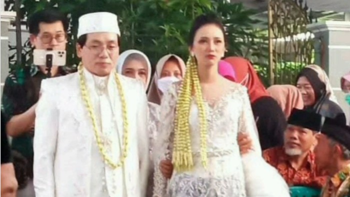 Pernikahan viral di media sosial menikah dengan Lee Minho.