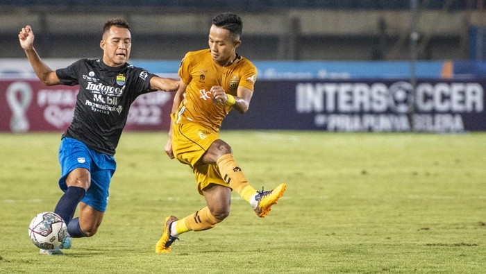 Pesepak bola Bhayangkara FC Sani RF (kanan) berusaha menghadang pesepak bola Persib Bandung Erwin Ramdani (kiri) saat pertandingan Group C Piala Presiden 2022 di Stadion Si Jalak Harupat, Kabupaten Bandung, Jawa Barat, Selasa (21/6/2022). ANTARA FOTO/M Agung Rajasa/rwa.