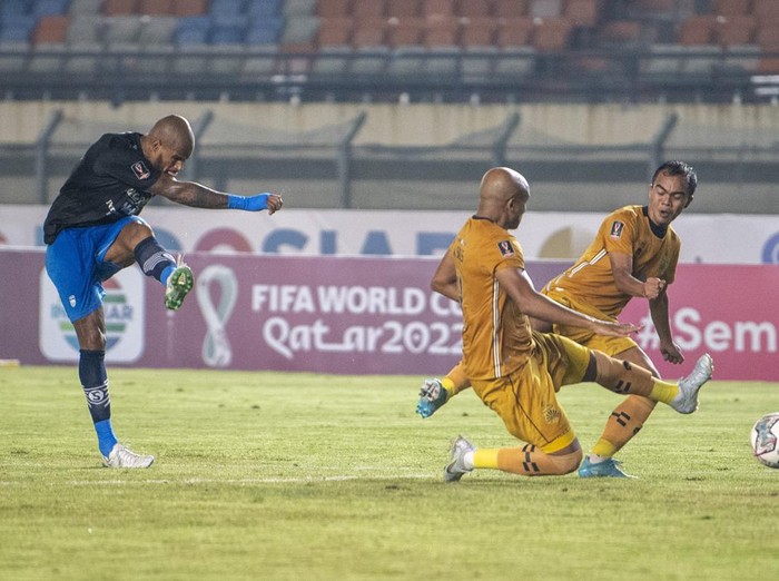 Pesepak bola Bhayangkara FC A Salles (kedua kanan) dan Fatchu R (kanan) berusaha menghadang tendangan bola dari pesepak bola Persib Bandung David Da Silva (kiri) saat pertandingan Group C Piala Presiden 2022 di Stadion Si Jalak Harupat, Kabupaten Bandung, Jawa Barat, Selasa (21/6/2022). ANTARA FOTO/M Agung Rajasa/rwa.