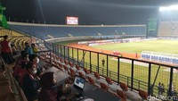 Duel Bhayangkara FC melawan Persib ini digelar tanpa penonton. Hal tersebut gegara insiden maut yang menewaskan dua bobotoh di Stadion Gelora Bandung Lautan Api, Jumat (17/6).