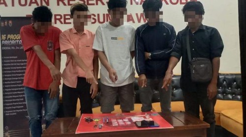 5 pria masing-masing berinisial AR (33) , YK (21), NF (22), EY (37) , dan SR (38) berhasil diciduk Satuan Reserse Narkoba Polres Sumbawa