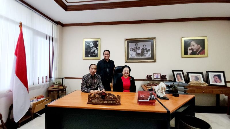 Presiden Jokowi dan Megawati didampingi Prananda Prabowo (dok. Istimewa).