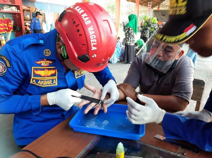 Proses melepaskan akik oleh Damkar Kabupaten Magelang, Selasa (21/6/2022).