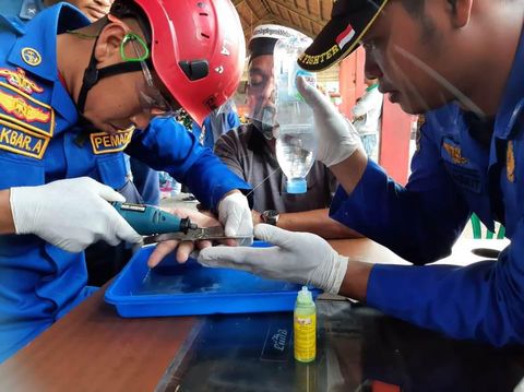 Proses melepaskan akik oleh Damkar Kabupaten Magelang, Selasa (21/6/2022).