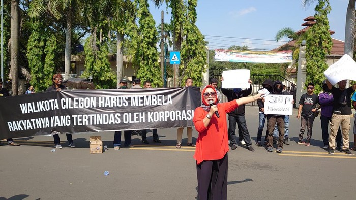 Puluhan korban pemagaran kawasan industri Cilegon dan korban investasi Primer Koperasi Krakatau Steel (Primkokas) demo di depan kantor Wali Kota Cilegon.