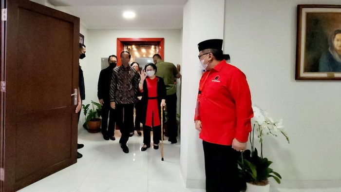 Presiden Jokowi, Ketum PDIP Megawati Soekarnoputri, Sekjen PDIP Hasto Kristiyanto, Ketua DPP Prananda Prabowo, Ketua DPP Puan Maharani, menghadiri Rakernas PDIP, di Sekolah Partai PDIP, Lenteng Agung, Jakarta Selatan, Selasa (21/6/2022).