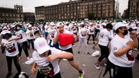 Sebanyak 14.299 orang berkumpul di alun-alun kota Zocalo untuk mengikuti kelas tinju yang memecahkan rekor dunia tersebut. Juara tinju Meksiko, seperti Mariana Juarez, Ana Maria Torres, dan David Picasso, memimpin kelas besar selama 30 menit.