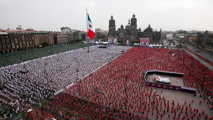 Ramai Banget, Tinju Massal di Meksiko Pecahkan Rekor Dunia People attend a massive boxing class trying to set a new Guinness World Record for people taking a class at the same time for 30 minutes at the Zocalo square, in Mexico City, Mexico June 18, 2022. REUTERS/Quetzalli Nicte-Ha