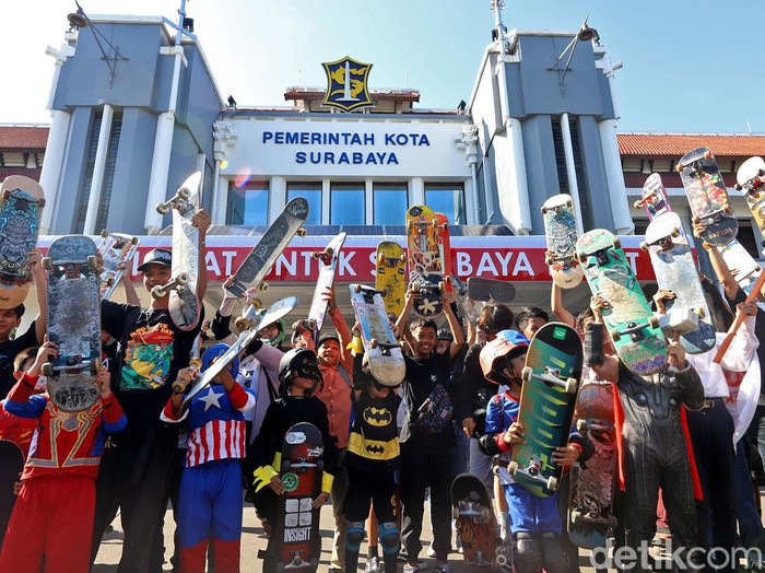 Ratusan skater Surabaya di Balai Kota