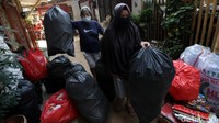 Mengumpulkan sampah bisa jadi kegiatan yang menguntungkan. Pasalnya, sampah-sampah plastik ini bisa diubah menjadi uang lewat bank sampah.